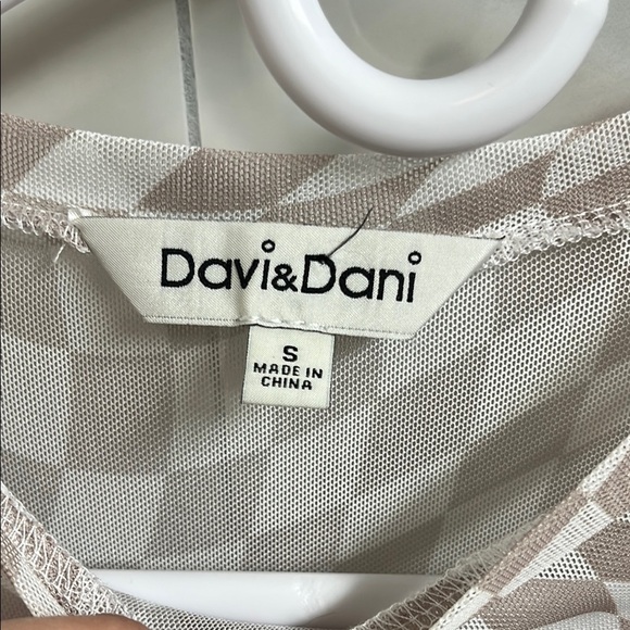 DAVI & DANI Tan and White Graphic Fitted Blouse - Picture 2 of 7